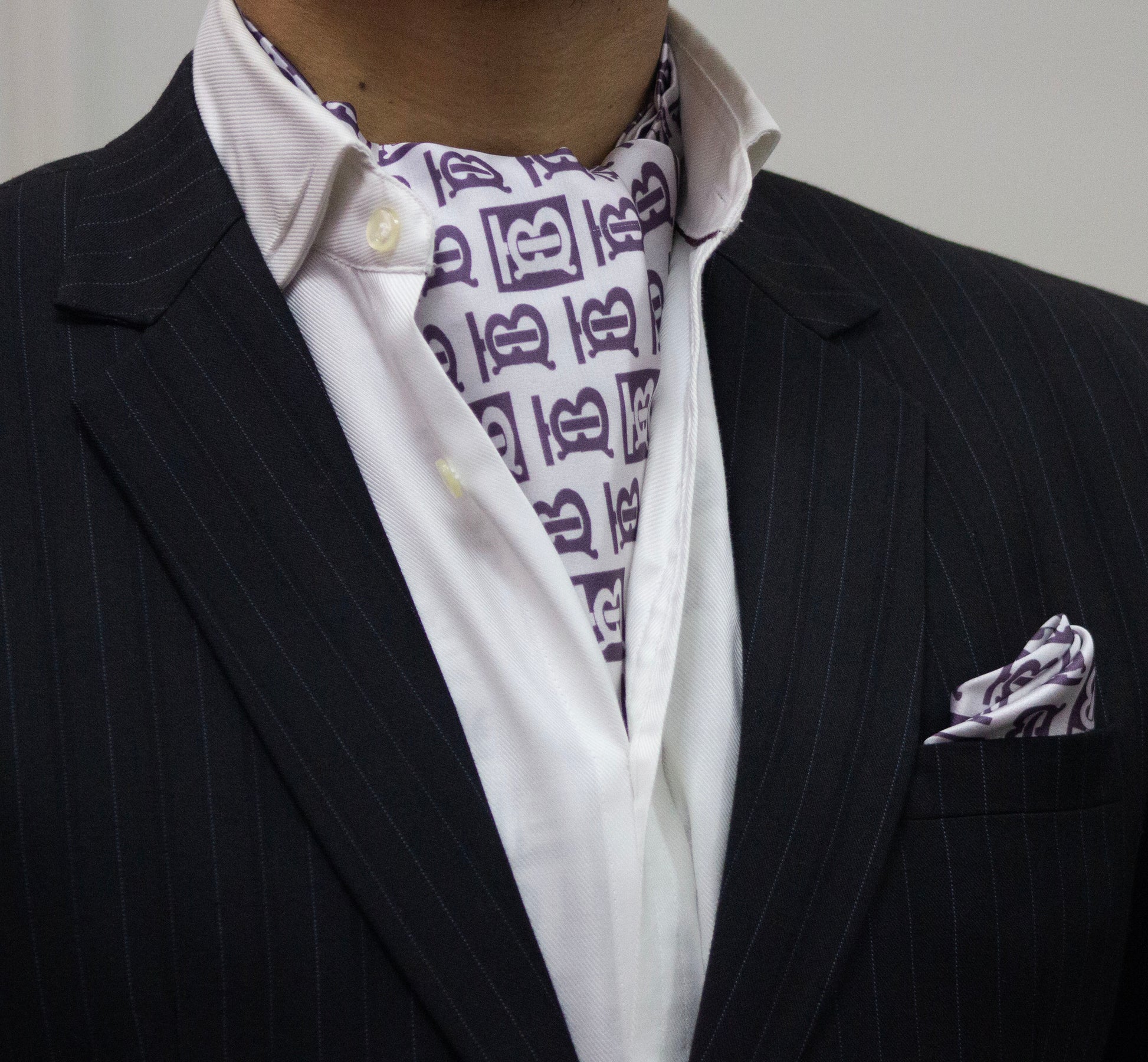 WHITE BASE PRINTED CRAVAT POCKET SQUARE SET