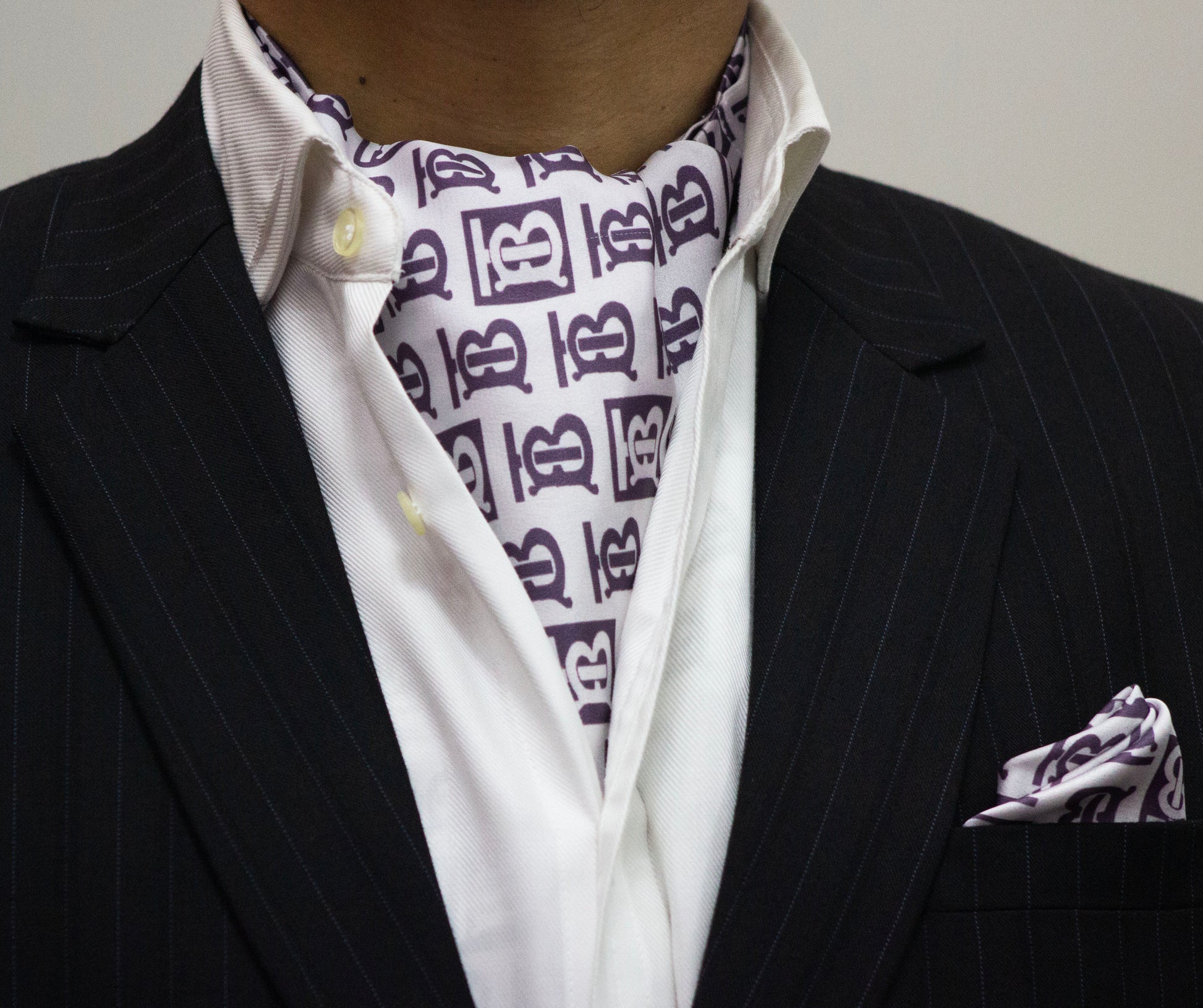 WHITE BASE PRINTED CRAVAT POCKET SQUARE SET