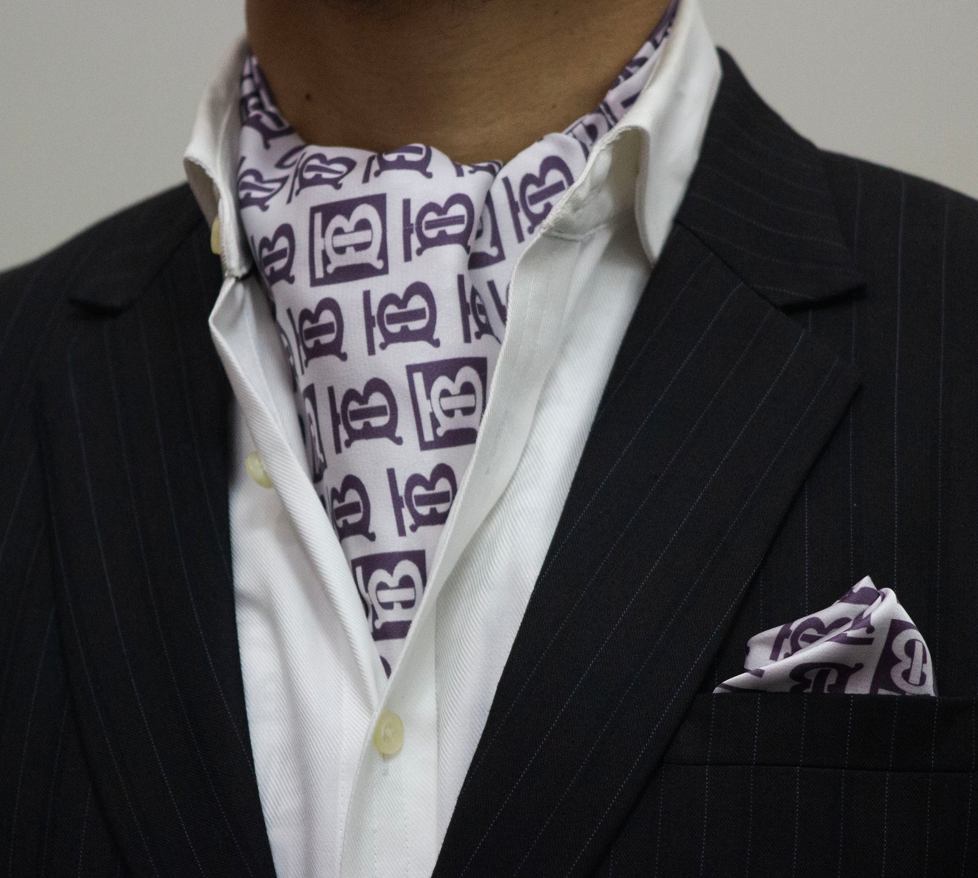 WHITE BASE PRINTED CRAVAT POCKET SQUARE SET