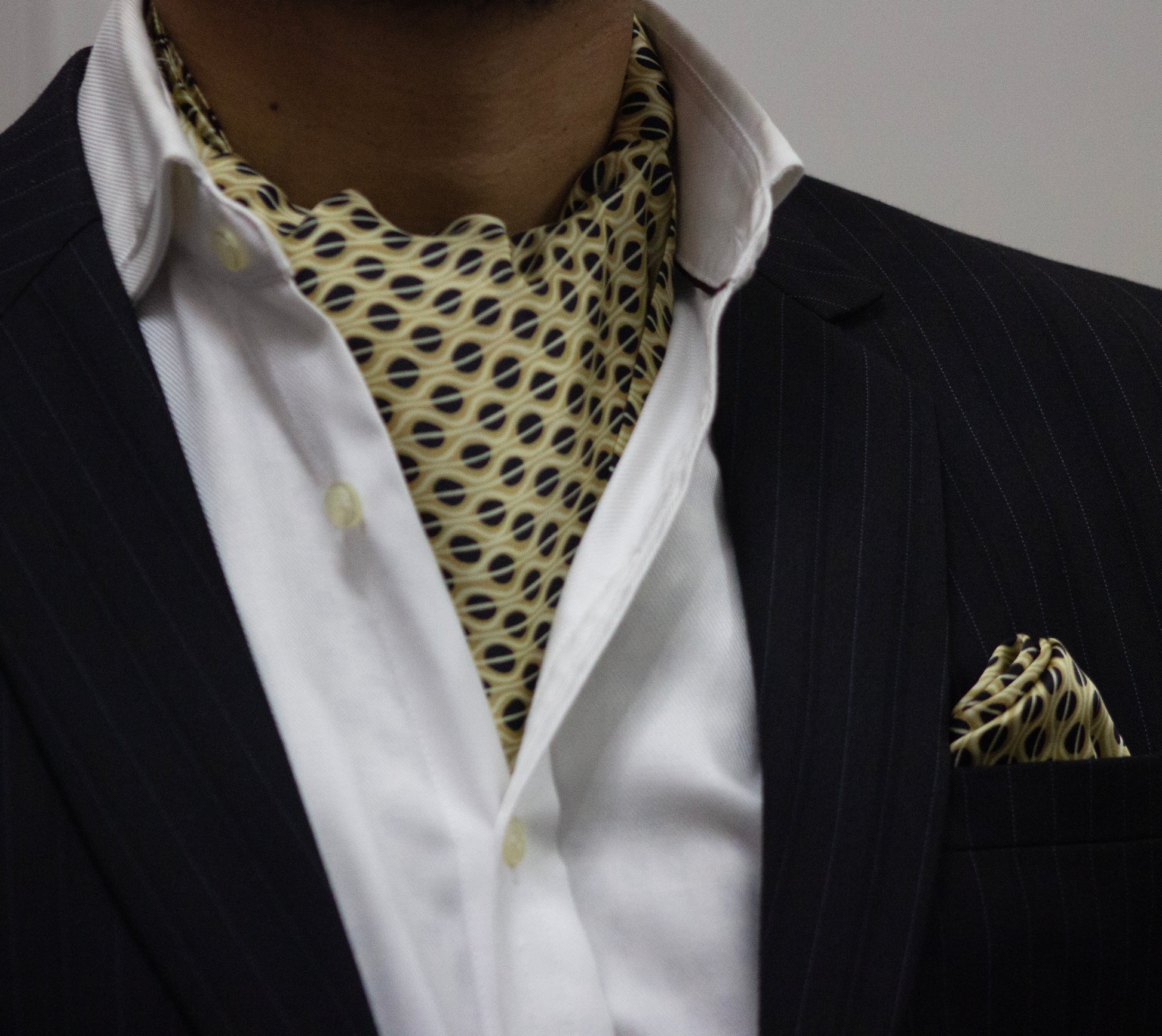 LUXURY GOLDEN CRAVAT AND POCKET SQUARE SET