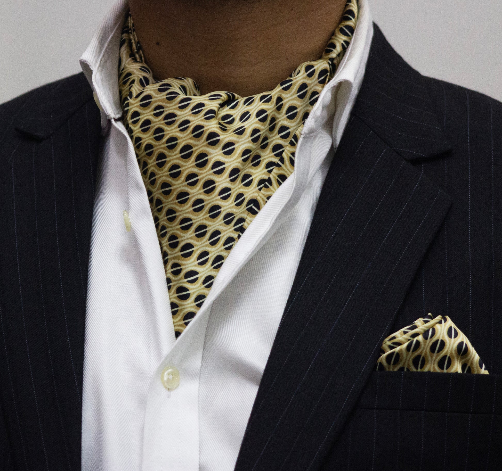 LUXURY GOLDEN CRAVAT AND POCKET SQUARE SET