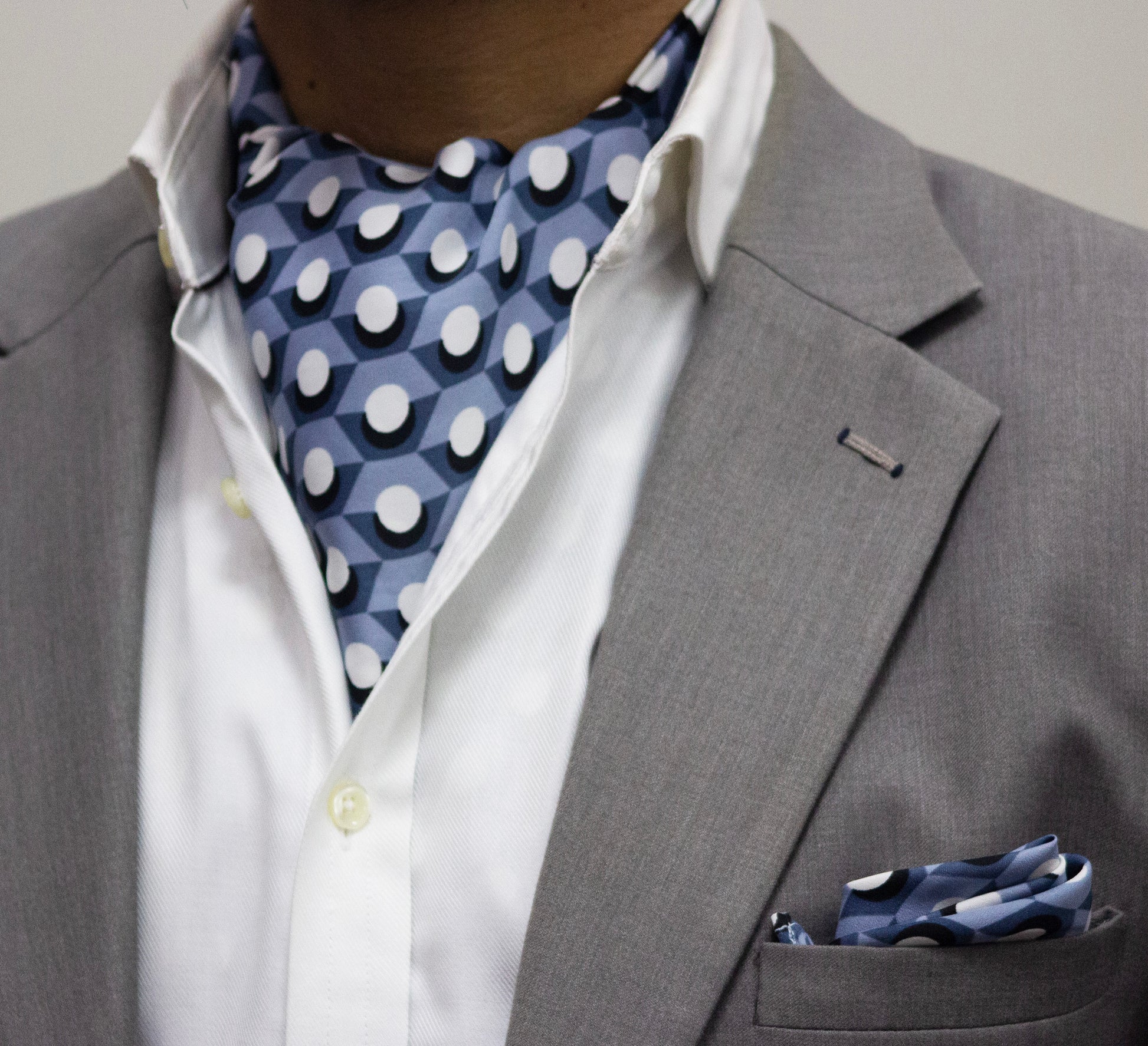 GREYISH BLUE BASE CRAVAT AND POCKET SQUARE SET