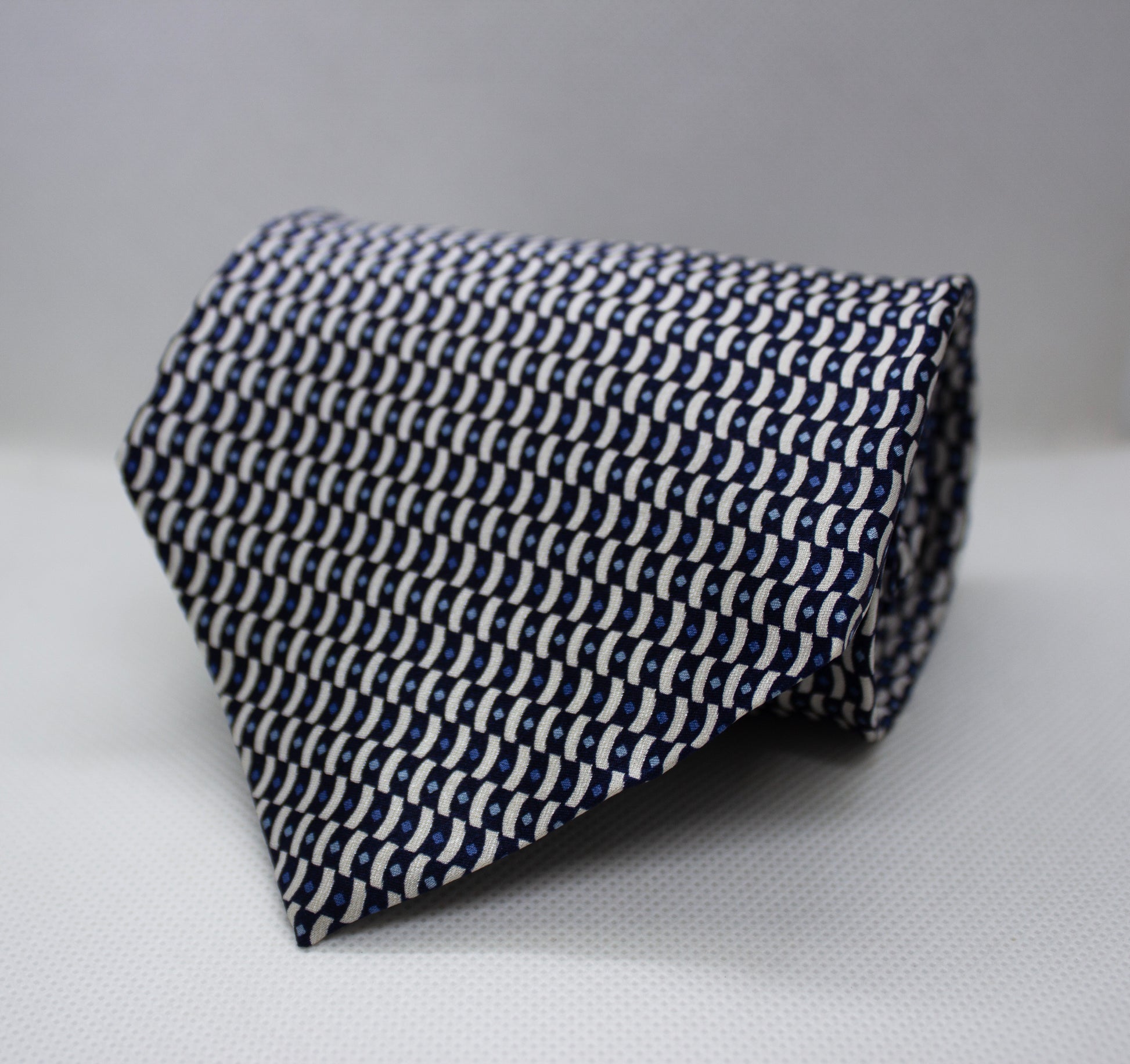 Midnight Wave Silk Tie – Navy Blue & White