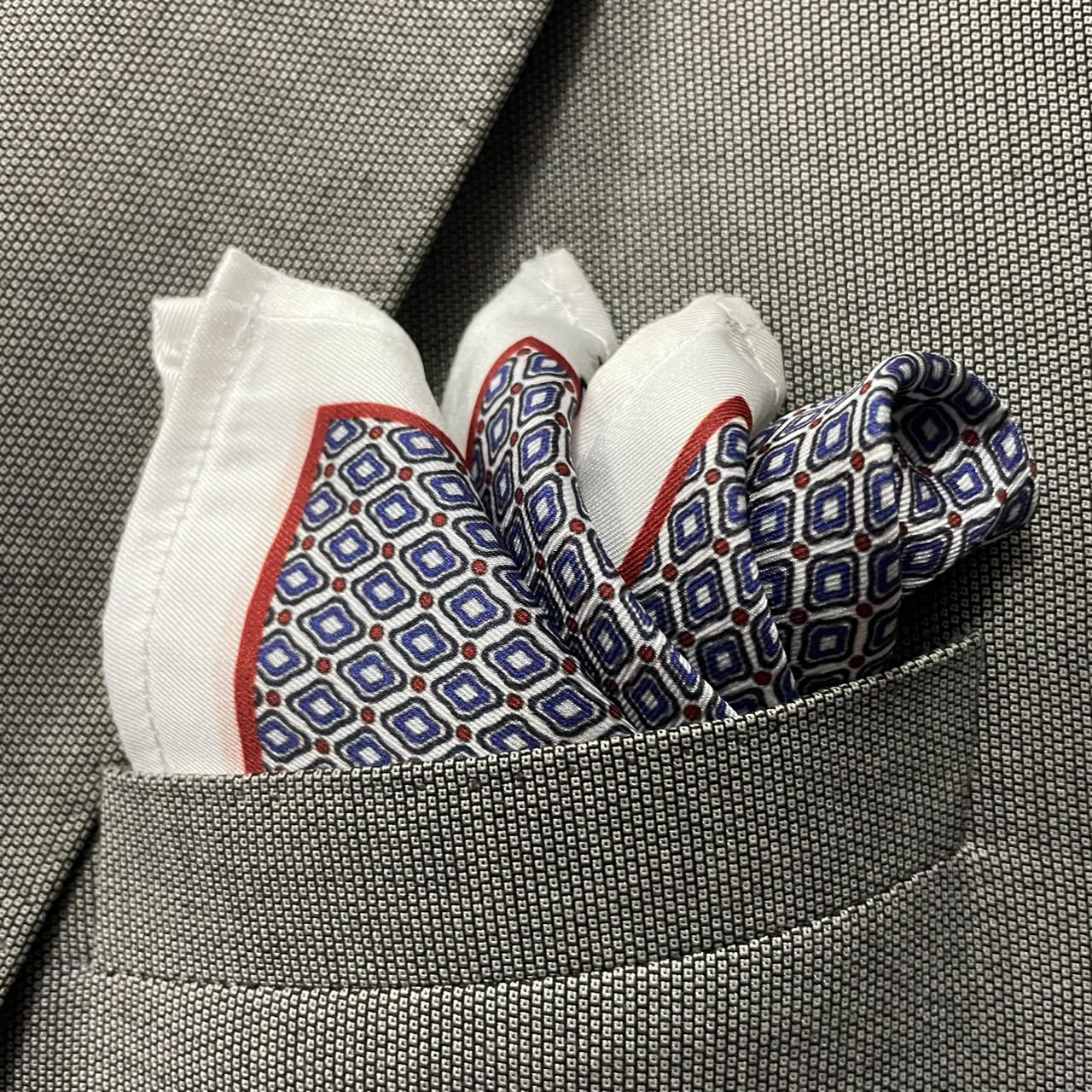 White Base Blue Red Motif Silk Tie and Pocket Square Set